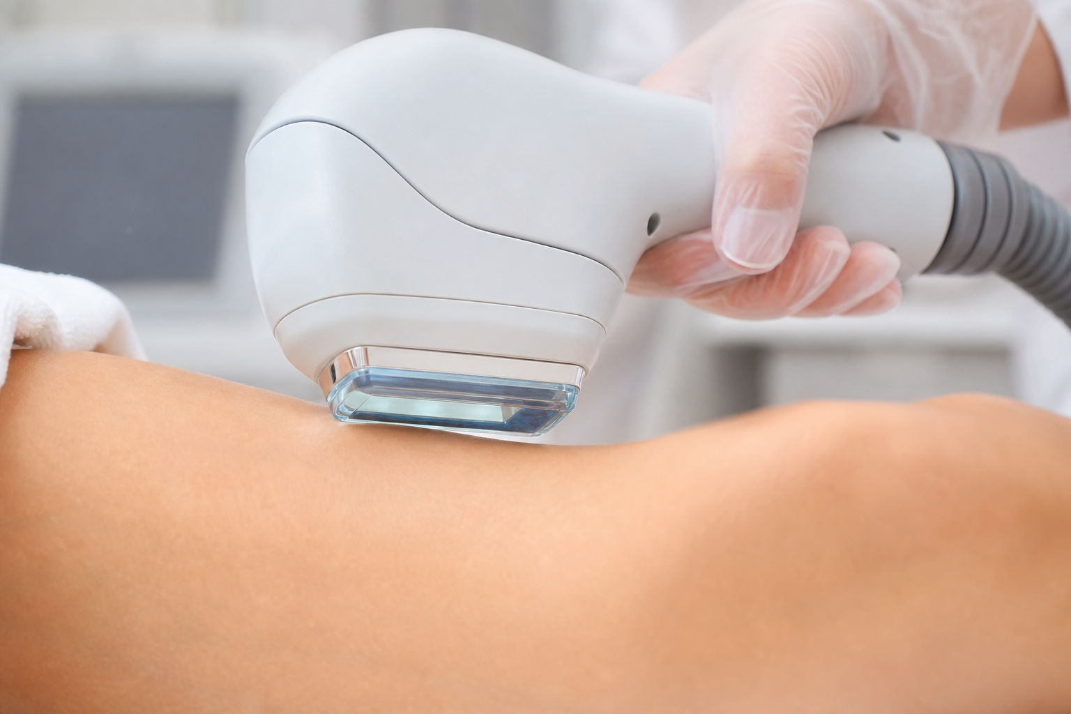 DPL laser hair removal handpiece with cooling sapphire tip